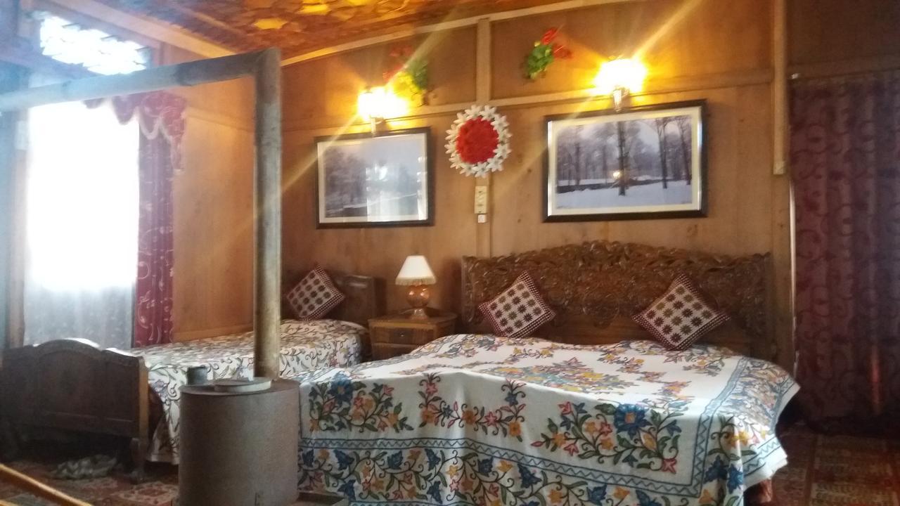 Heritage Geneva House Boat Srīnagar Zewnętrze zdjęcie