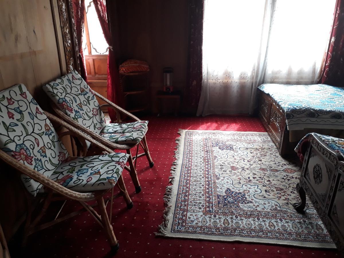 Heritage Geneva House Boat Srīnagar Zewnętrze zdjęcie
