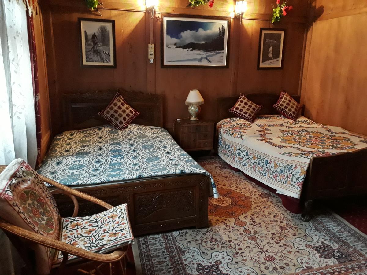 Heritage Geneva House Boat Srīnagar Zewnętrze zdjęcie